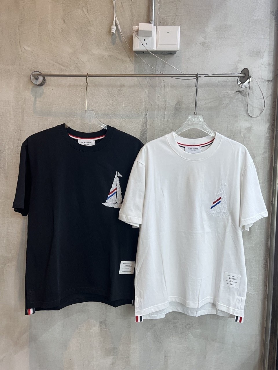 톰*** 운 닷 자수 반팔티